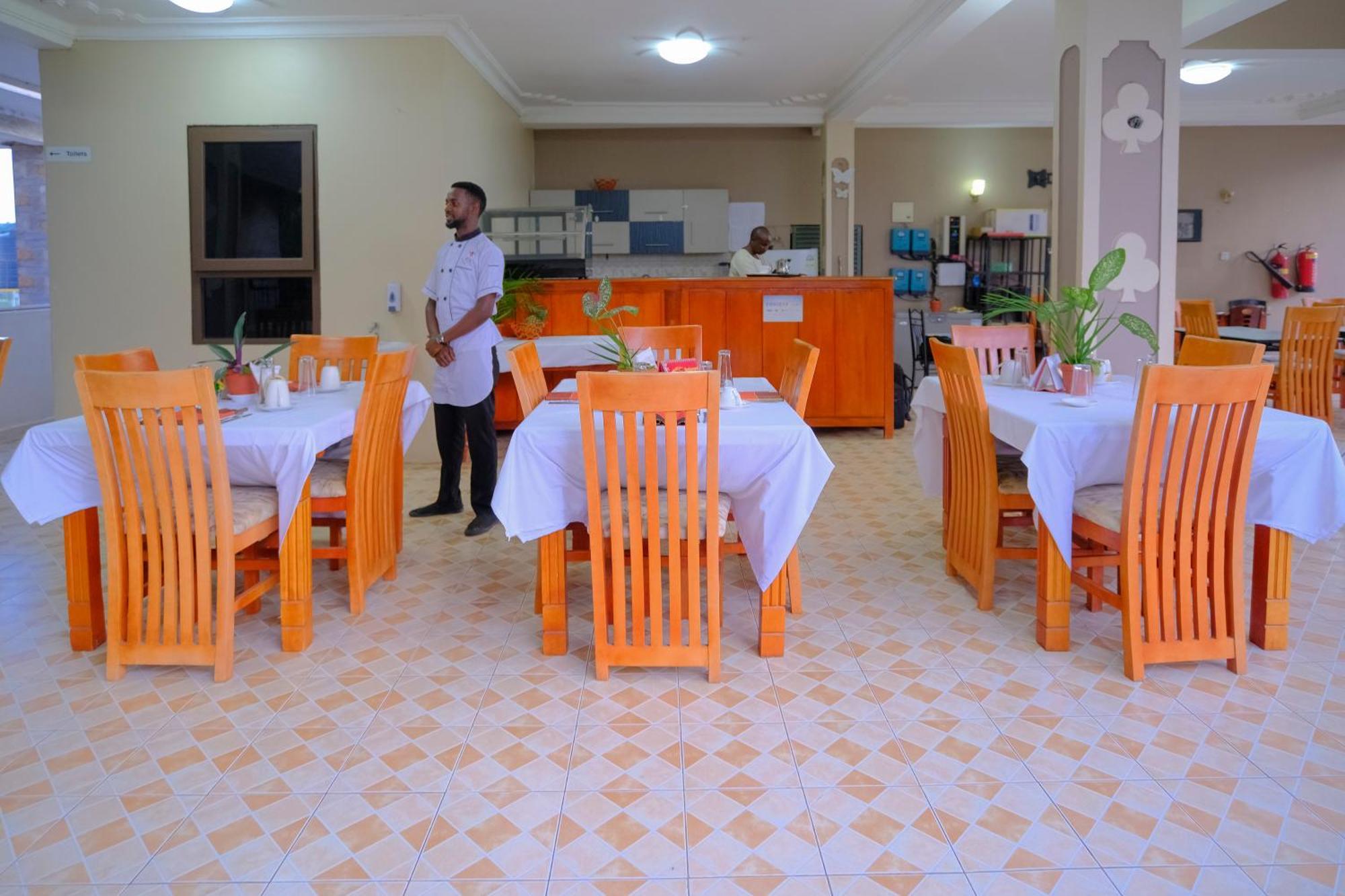 Crystal Apartments Entebbe Uganda Next To Un Base Bagian luar foto