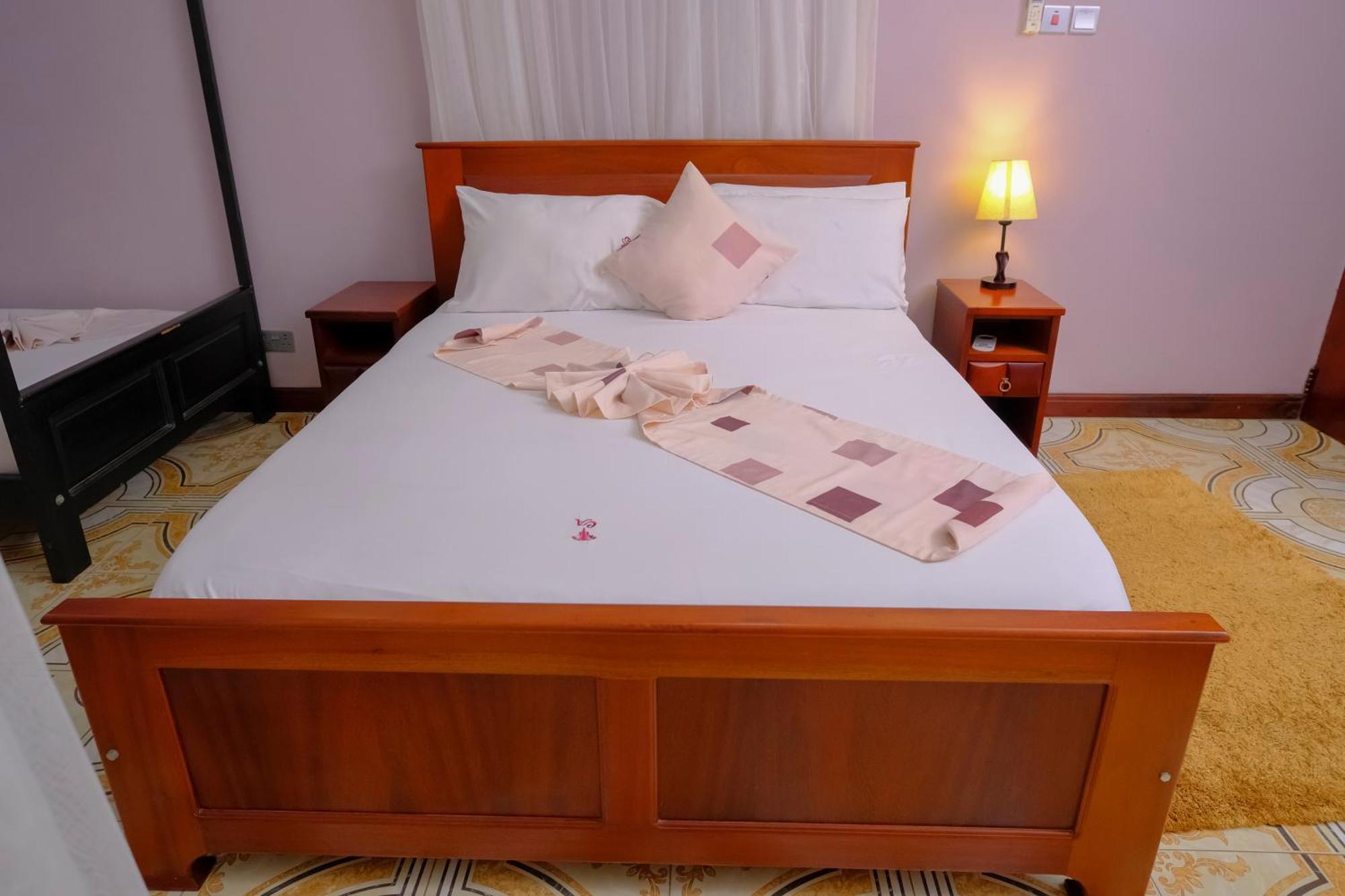 Crystal Apartments Entebbe Uganda Next To Un Base Bagian luar foto