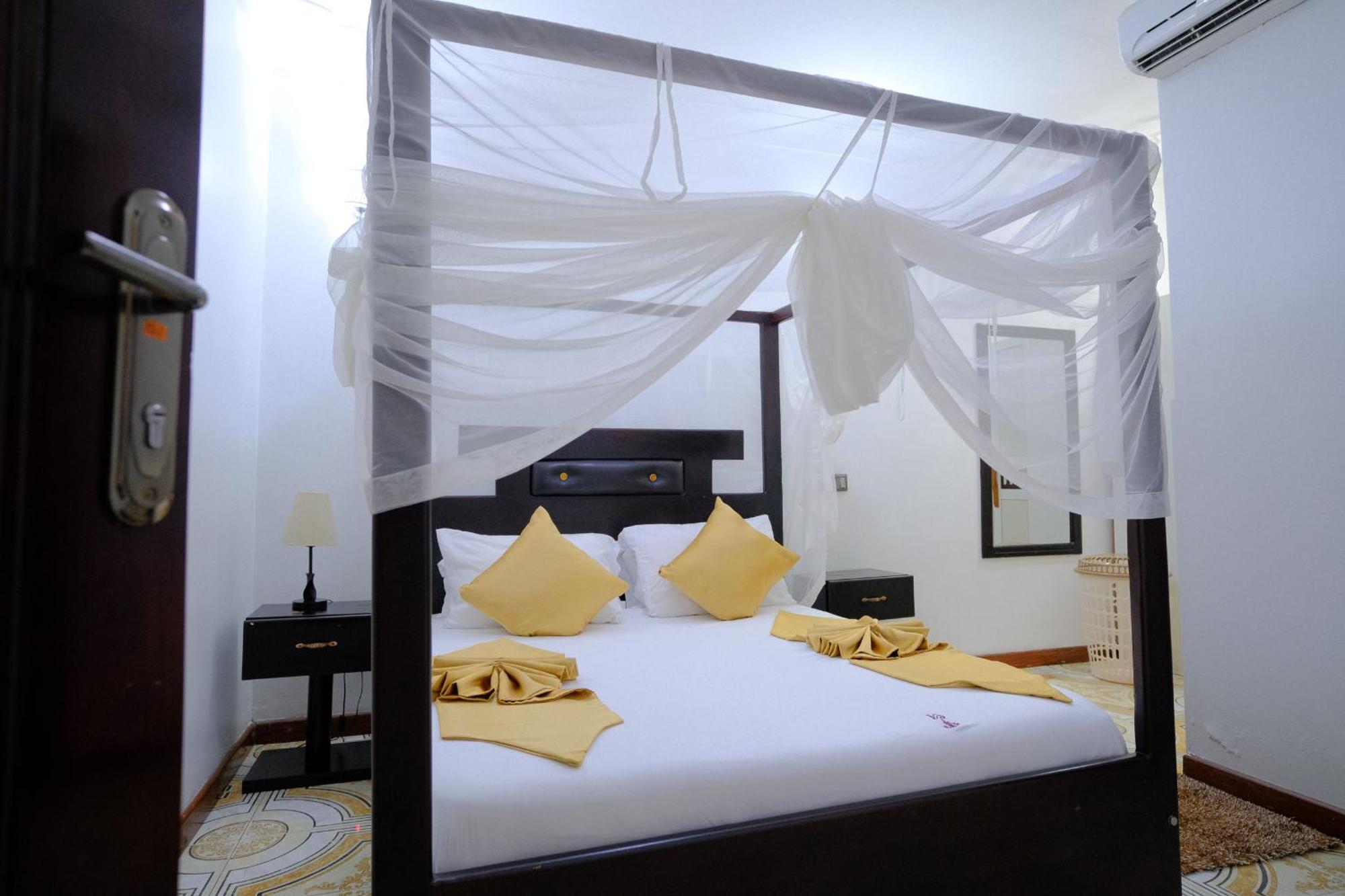 Crystal Apartments Entebbe Uganda Next To Un Base Bagian luar foto