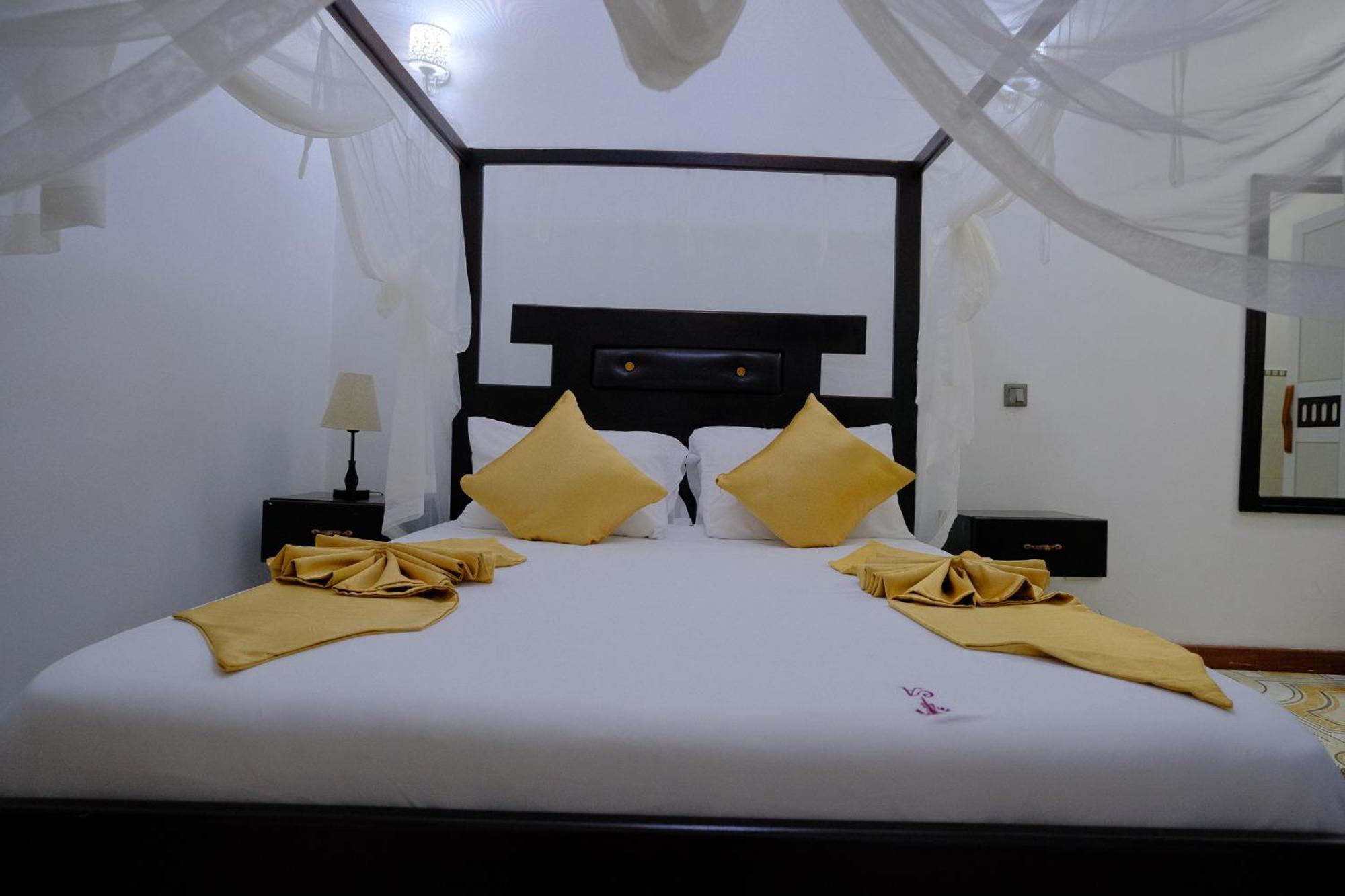 Crystal Apartments Entebbe Uganda Next To Un Base Bagian luar foto