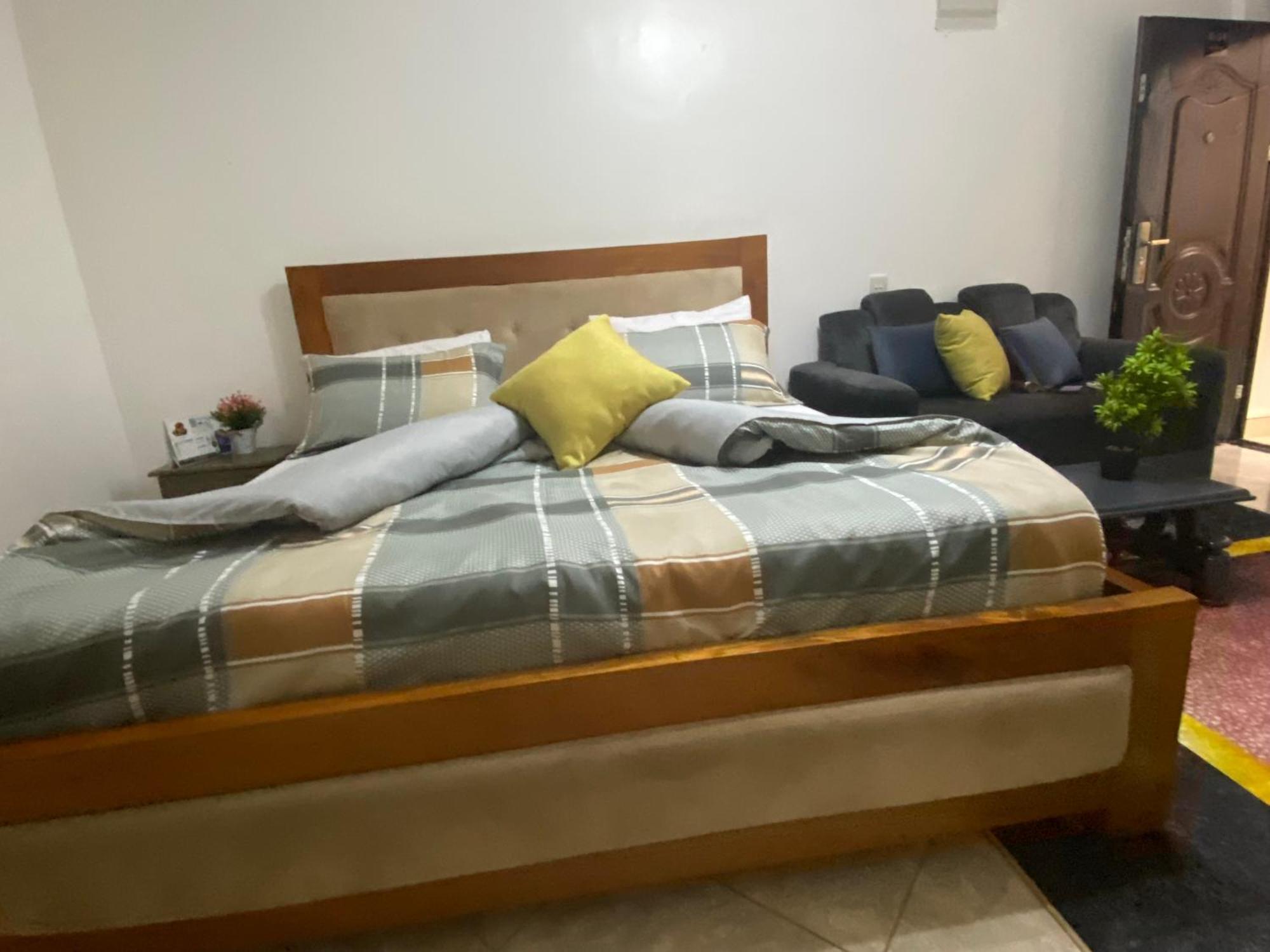 Crystal Apartments Entebbe Uganda Next To Un Base Bagian luar foto
